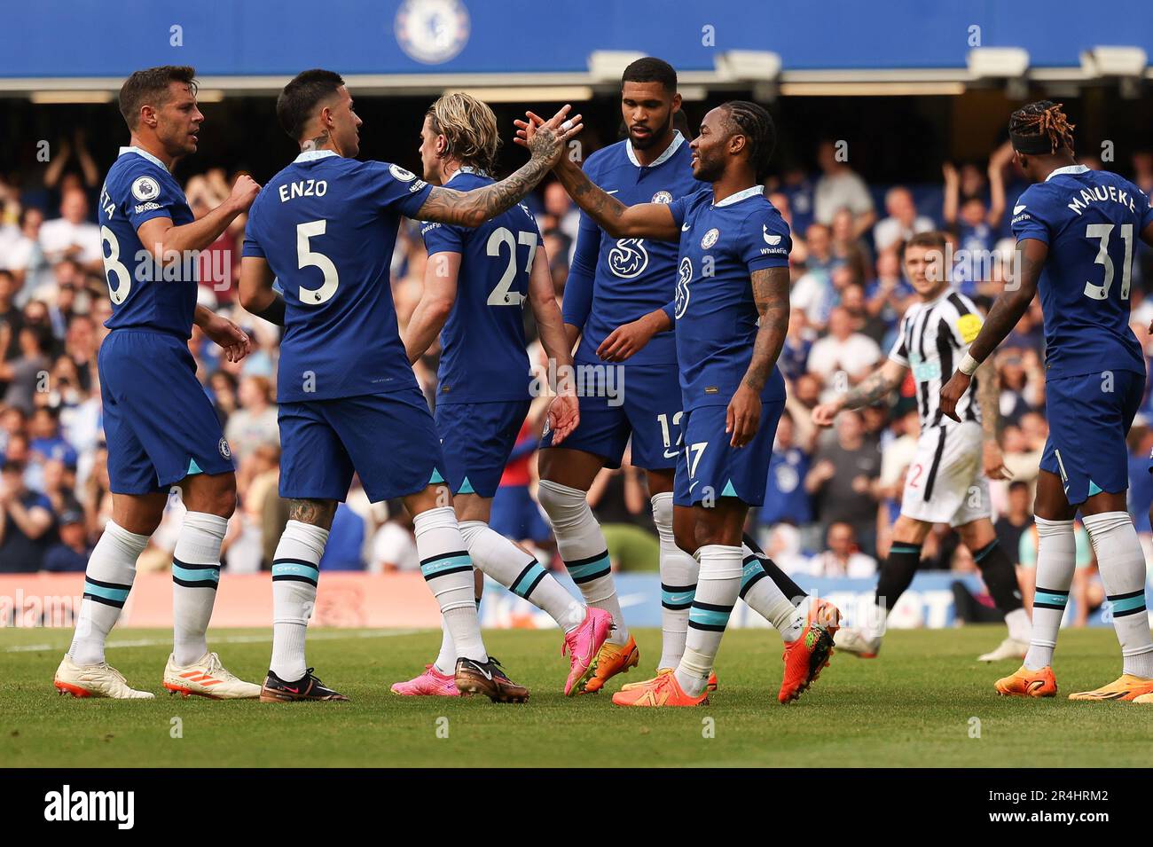 Londres, Royaume-Uni. 28th mai 2023. Raheem Sterling, de Chelsea, est félicité car son tir est transformé en son propre filet par Kieran Trippier de Newcastle Utd lors du match de la première Ligue entre Chelsea et Newcastle United à Stamford Bridge, Londres, Angleterre, le 28 mai 2023. Photo de Ken Sparks. Utilisation éditoriale uniquement, licence requise pour une utilisation commerciale. Aucune utilisation dans les Paris, les jeux ou les publications d'un seul club/ligue/joueur. Crédit : UK Sports pics Ltd/Alay Live News Banque D'Images