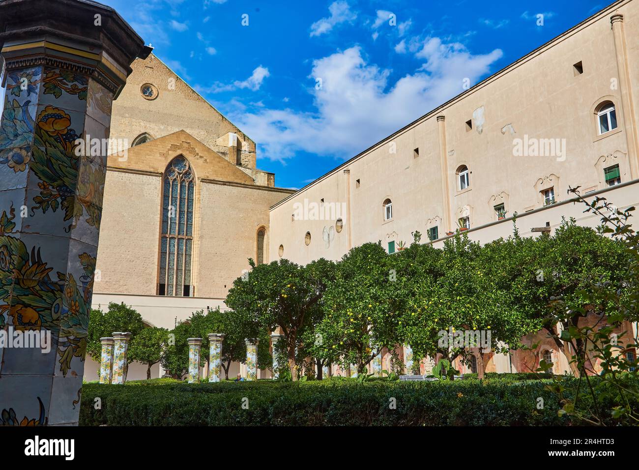 Naples, Italie - 25 octobre 2019: Vue sur les fresques cloître arcades du complexe monumental de Sainte Claire à Naples, Italie. Banque D'Images