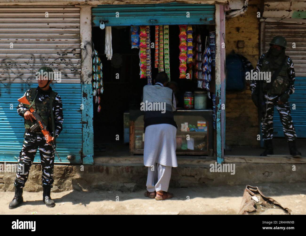 Srinagar, Inde. 28th mai 2023. 28 mai 2023, Srinagar Cachemire, Inde : des soldats paramilitaires indiens sont près du temple Kheer Bhawani à Tullamulla Ganderbal, à environ 28 kilomètres au nord-est de Srinagar. Des centaines de dévotés ont assisté aux prières dans le temple dédié à la déesse hindoue Kheer Bhawani. Sur 28 mai 2023 au Cachemire de Srinagar, Inde.(photo de Firdous Nazir/Eyepix Group) crédit: EYEPIX Group/Alamy Live News Banque D'Images