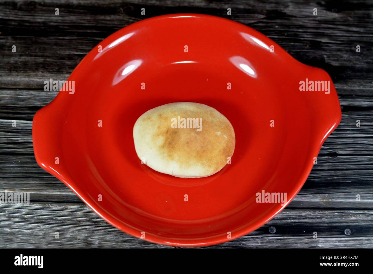 Mini pain plat traditionnel Shami avec du blé et de la farine, petit pain Shamy Aish ou petit pain pita cuit dans des fours extrêmement chauds, c'est le résultat d'un mixtu Banque D'Images