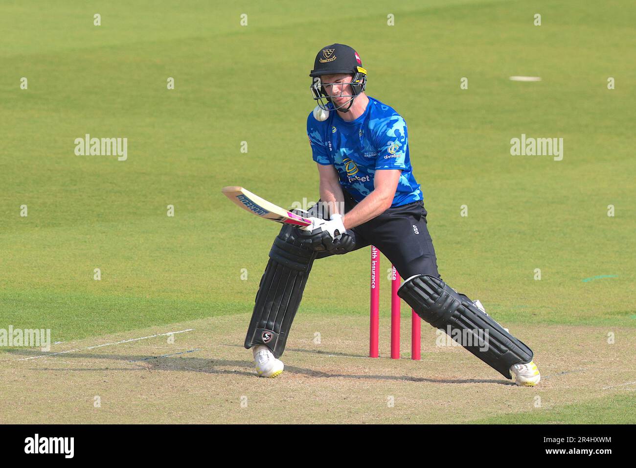 Londres, Royaume-Uni. 28th mai 2023. George Garton de Sussex a tort et frappe le ballon sur son propre casque au large du bowling de Sam Curran tandis que Surrey prend sur les requins Sussex lors du match de cricket Blast de Vitality T20 au Kia Oval. Credit: David Rowe/Alay Live News Banque D'Images