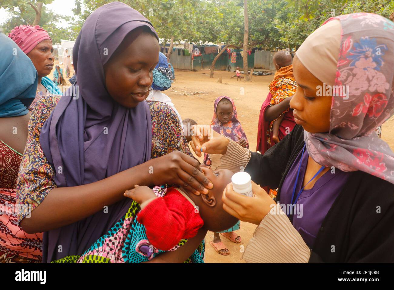 Les gens reçoivent des soins médicaux gratuits dans un refuge de fortune au camp de l'IDP de Durumi à Abuja. Le camp IDP de Durumi abrite plus de 2 000 000 personnes déplacées à l'intérieur du pays. Les personnes déplacées sont abritées dans des camps en raison de l'insurrection dans les provinces du nord-est du Nigeria, qui continue d'augmenter chaque jour. Nigéria. Banque D'Images