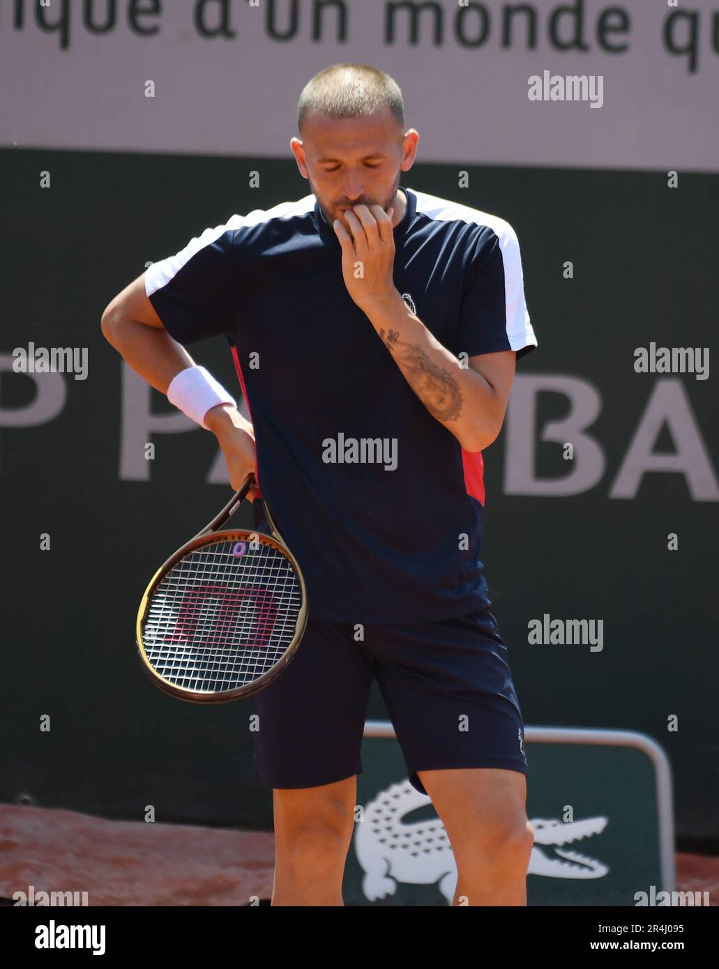 Paris, France. 28th mai 2023. Roland Garros Paris French Open 2023 jour 1 28/05/2023 Dan Evans (GBR) réfléchit à sa mauvaise forme de claycourt lorsqu'il perd le match du premier tour Credit: Roger Parker/Alay Live News Banque D'Images