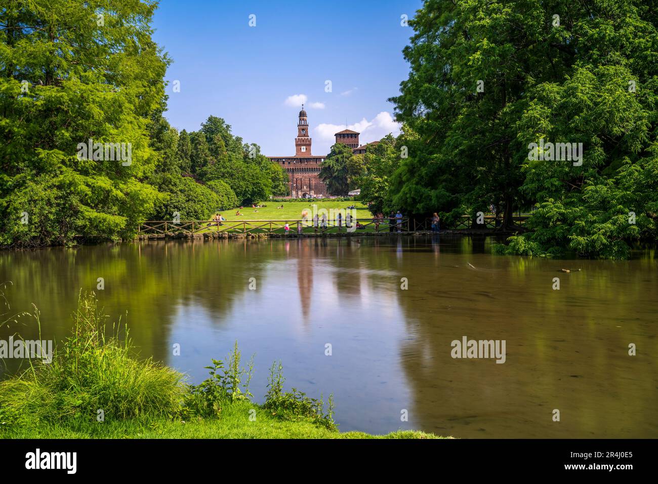 Parco Sempione (parc du Simplon) avec Castello Sforzesco (château de Sforza) en arrière-plan, Milan, Lombardie, Italie Banque D'Images Parco Sempione (parc du Simplon) avec Castello Sforzesco (château de Sforza) en arrière-plan, Milan, Lombardie, Italie Banque D'Images