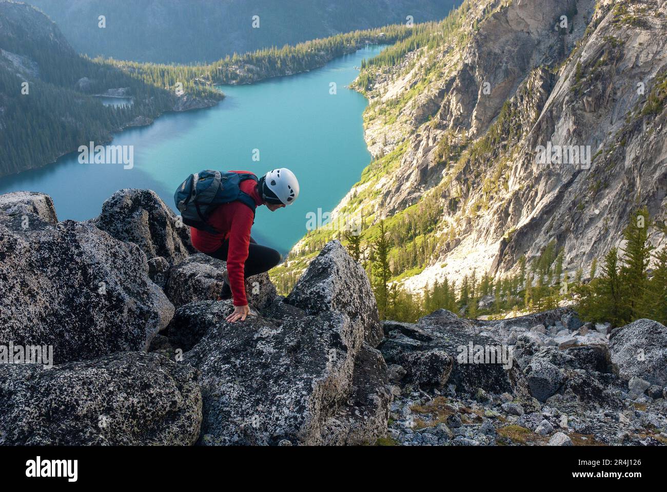 Femme seule au-dessous de Dragon Tail Peak, Cascades Mountains, Washington Banque D'Images