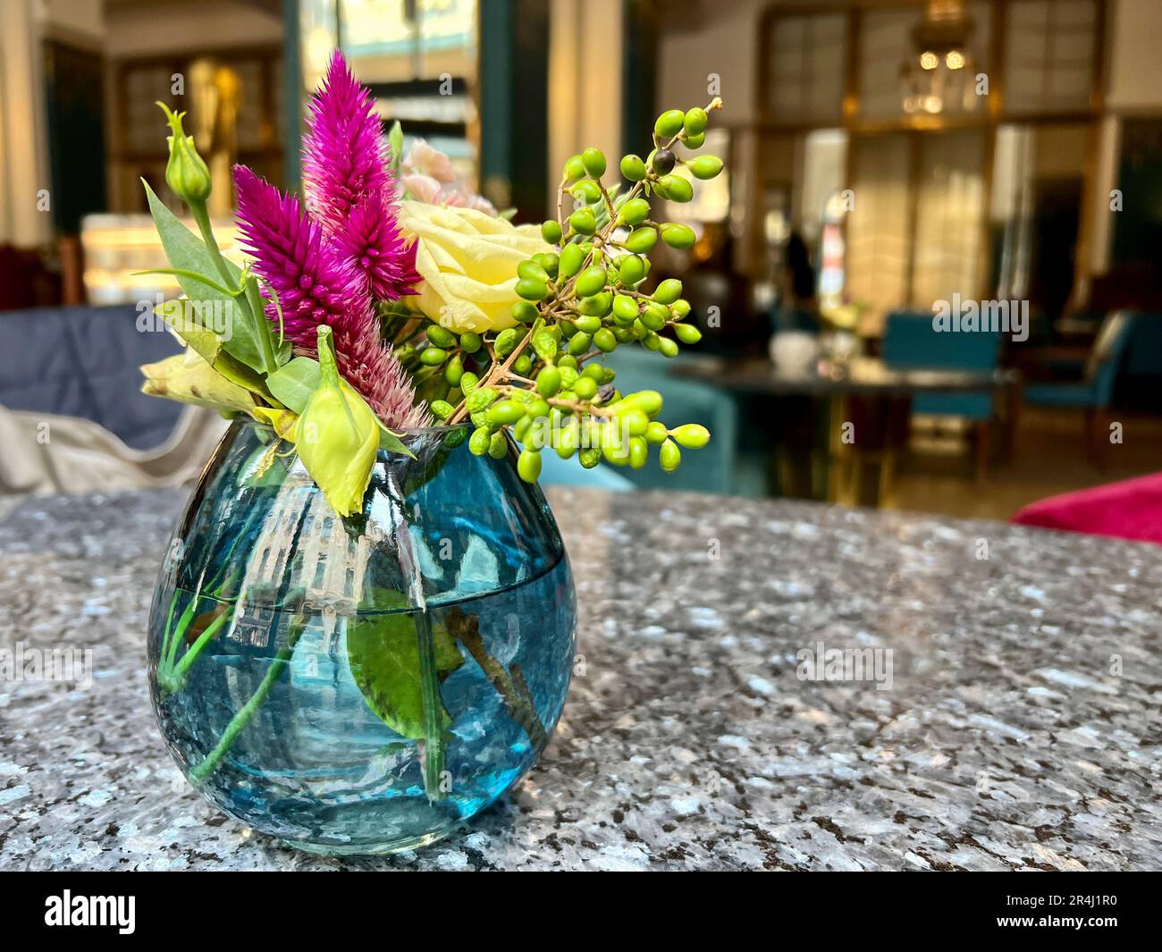 fleurs, beau bouquet de fleurs fraîches dans un vase en verre sur table  avec un foyer sélectif. roses dans vase. gros plan sur le bouquet à  l'intérieur de la table de la
