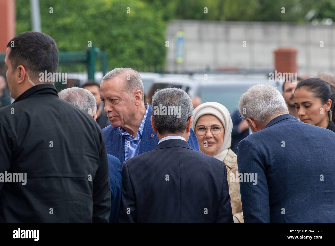 Istanbul, Istanbul, Turquie. 28th mai 2023. Le président turc RECEP TAYYIP ERDOGAN quitte une école avec sa femme EMINE ERDOGAN après avoir voté pour la reprise des élections générales en Turquie. Le président Erdogan a été contraint d'entrer dans une élection de second tour lorsque ni lui ni son principal challenger, Kemal Kilicdaroglu du Parti républicain du peuple, CHP, n'ont reçu plus de 50 pour cent des voix sur les élections de 14 mai. (Credit image: © Tolga Ildun/ZUMA Press Wire) USAGE ÉDITORIAL SEULEMENT! Non destiné À un usage commercial ! Banque D'Images