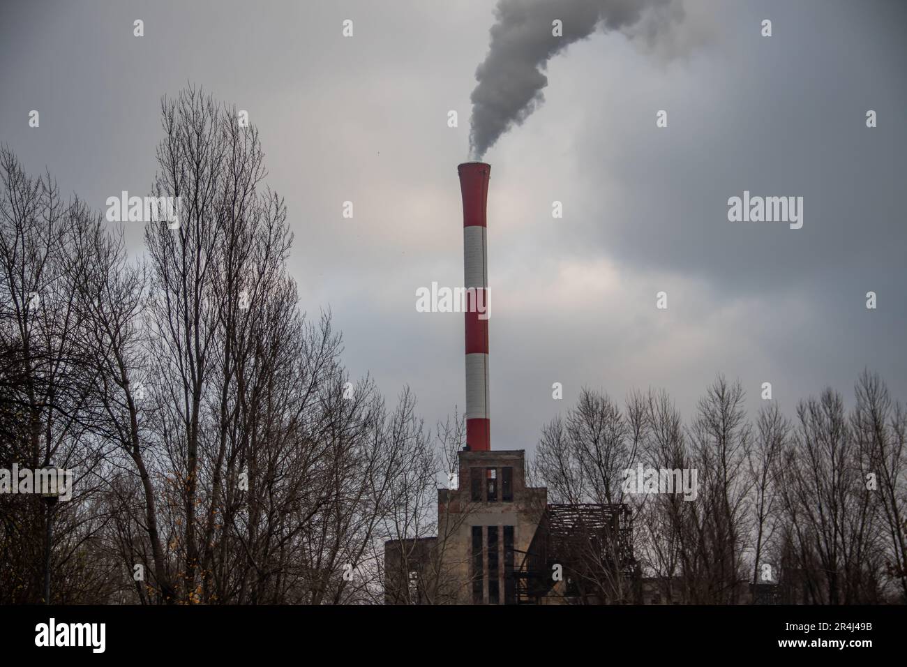 La pollution urbaine mélangée au brouillard matinal, le paysage urbain de Belgrade, permet de préserver l'environnement et l'empreinte carbone Banque D'Images