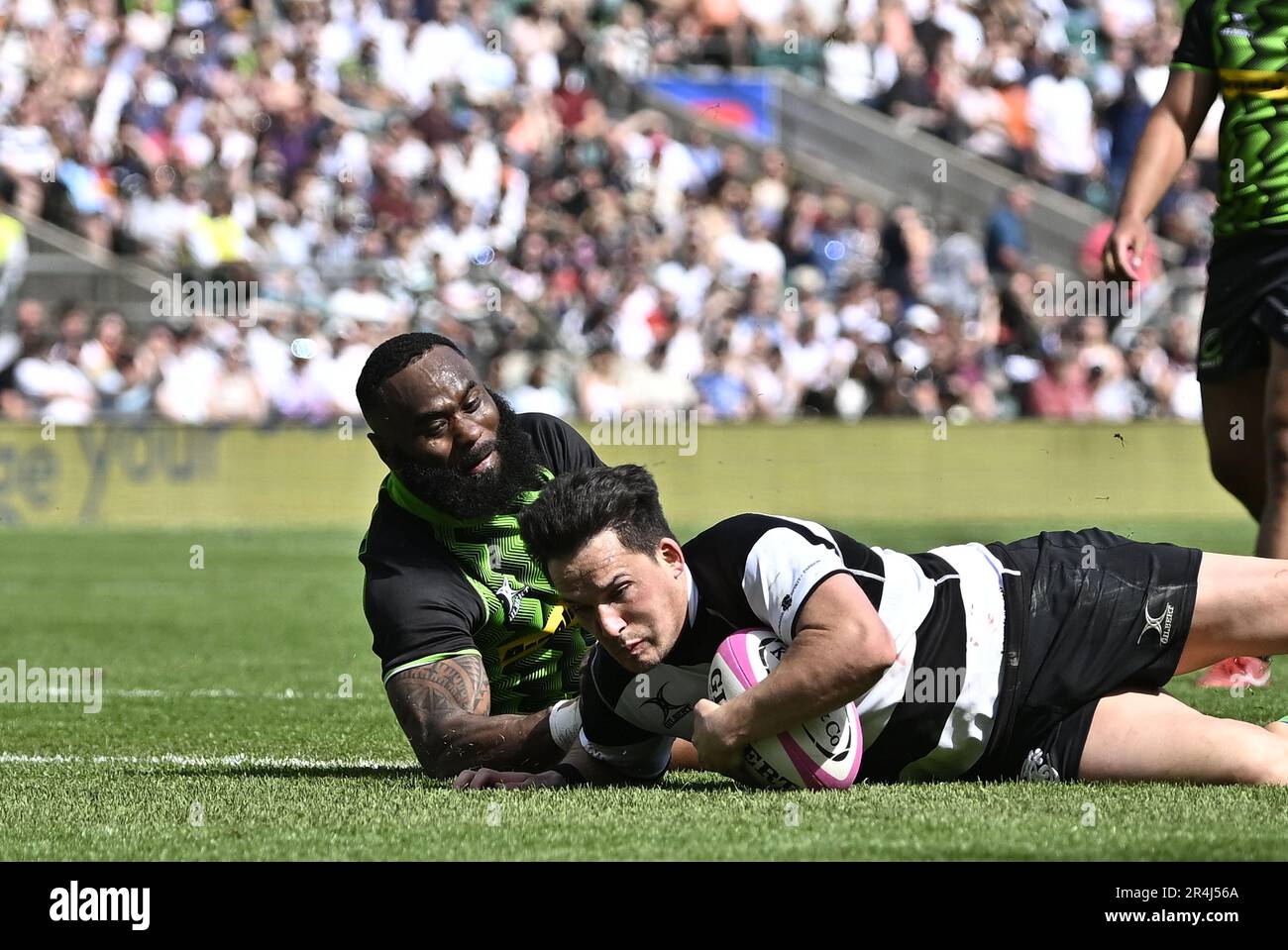 Twickenham, Royaume-Uni. 28th mai 2023. Les barbares contre World XV Stade de Twickenham. Twickenham . Sam Johnson (Barbarians) plonge pour marquer lors du match de rugby de la coupe Killik entre Barbarians et un mondial XV Credit: Sport en images/Alamy Live News Banque D'Images