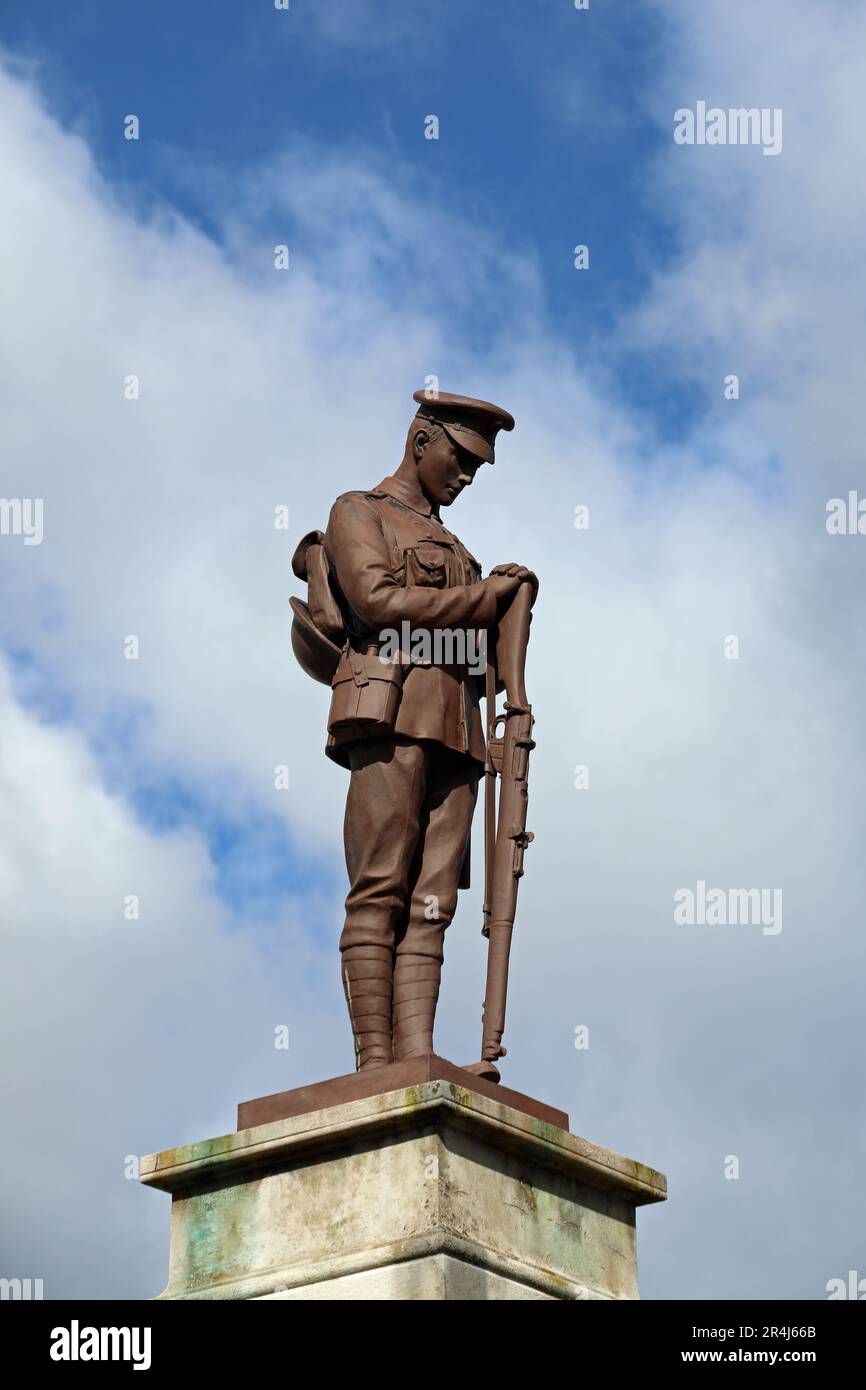 Statue d'un soldat britannique sur le mémorial de guerre d'Enniskillen Banque D'Images