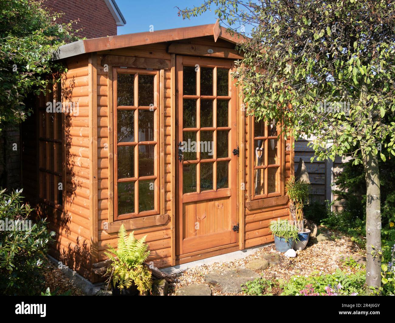 Une maison d'été en bois dans un jardin intérieur dans le North Yorkshire Banque D'Images