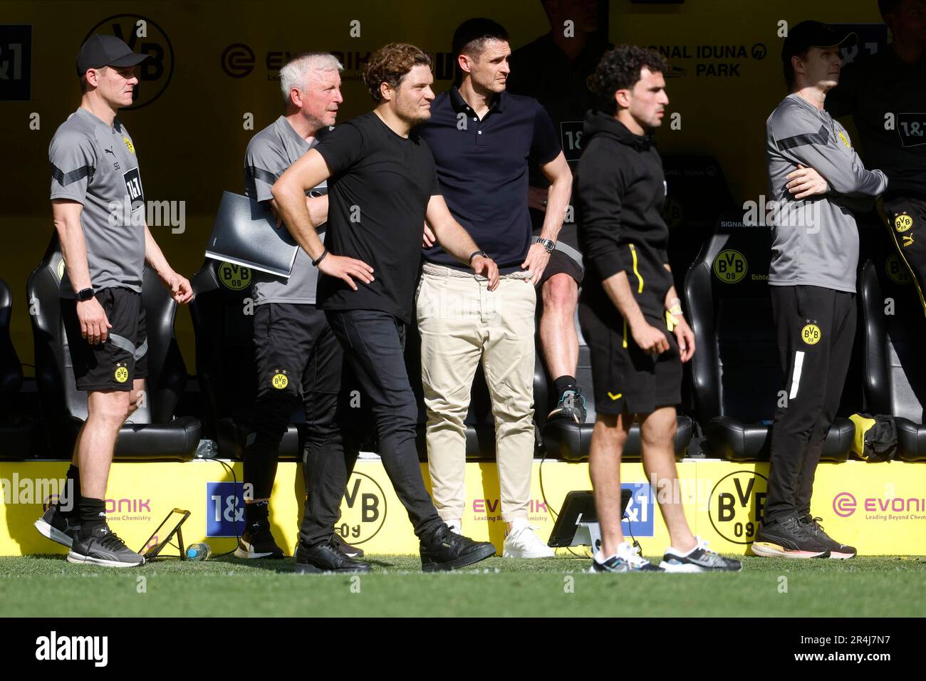 Dortmund, Allemagne, 1. Ballon de fussball Bundesliga 34. Spieltag Borussia Dortmund : 1. FSV Mayence 05 2-2 27. 05. 2023 im signal-Iduna Park à Dortmund Co-Trainer Sebastian GEPPert (BVB) , Co-Trainer Armin REUTERSHAHN (BVB) , Trainer Edin TERZIC (BVB) und Sportdirektor Sebastian KEHL (BVB) v.li.n.re.- beobachten das Spiel Foto: Norbert Schmidt, Duesseldorf Banque D'Images