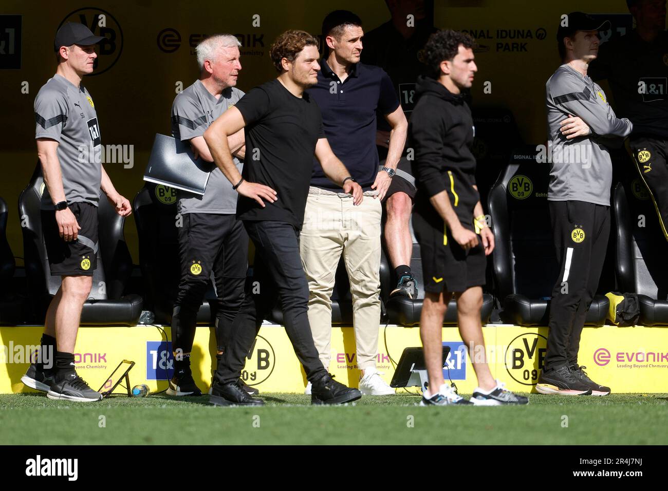 Dortmund, Allemagne, 1. Ballon de fussball Bundesliga 34. Spieltag Borussia Dortmund : 1. FSV Mayence 05 2-2 27. 05. 2023 im signal-Iduna Park à Dortmund Co-Trainer Sebastian GEPPert (BVB) , Co-Trainer Armin REUTERSHAHN (BVB) , Trainer Edin TERZIC (BVB) und Sportdirektor Sebastian KEHL (BVB) v.li.n.re.- beobachten das Spiel Foto: Norbert Schmidt, Duesseldorf Banque D'Images