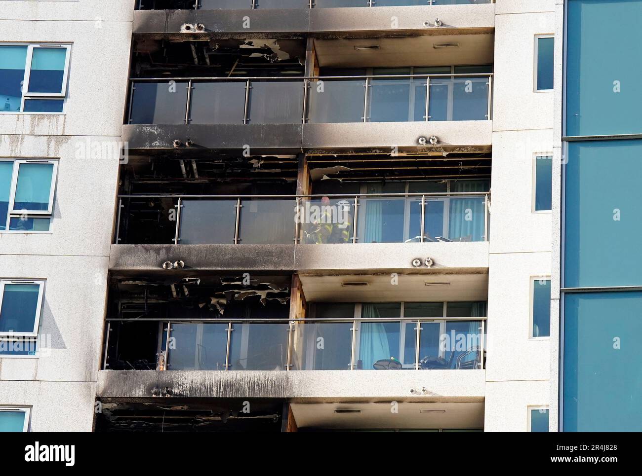 Services d'urgence sur les lieux d'un incendie dans l'immeuble Falcon's View à Blanchardstown près de Dublin. Sept unités des pompiers de Dublin ont assisté à la scène et ont réussi à éteindre l'incendie. Date de la photo: Dimanche 28 mai 2023. Banque D'Images