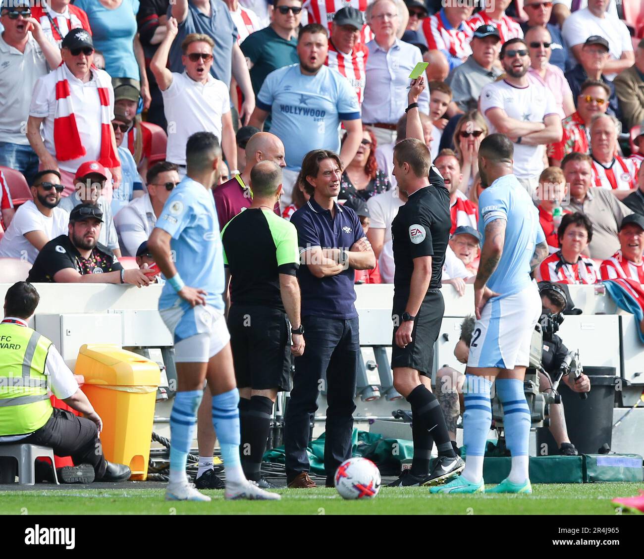 Londres, Royaume-Uni. 28th mai 2023. Thomas Frank, directeur de Brentford, reçoit une carte jaune de l'arbitre John Brooks lors du match de la Premier League Brentford vs Manchester City au Brentford Community Stadium, Londres, Royaume-Uni, 28th mai 2023 (photo de Gareth Evans/News Images) à Londres, Royaume-Uni, le 5/28/2023. (Photo de Gareth Evans/News Images/Sipa USA) Credit: SIPA USA/Alay Live News Banque D'Images