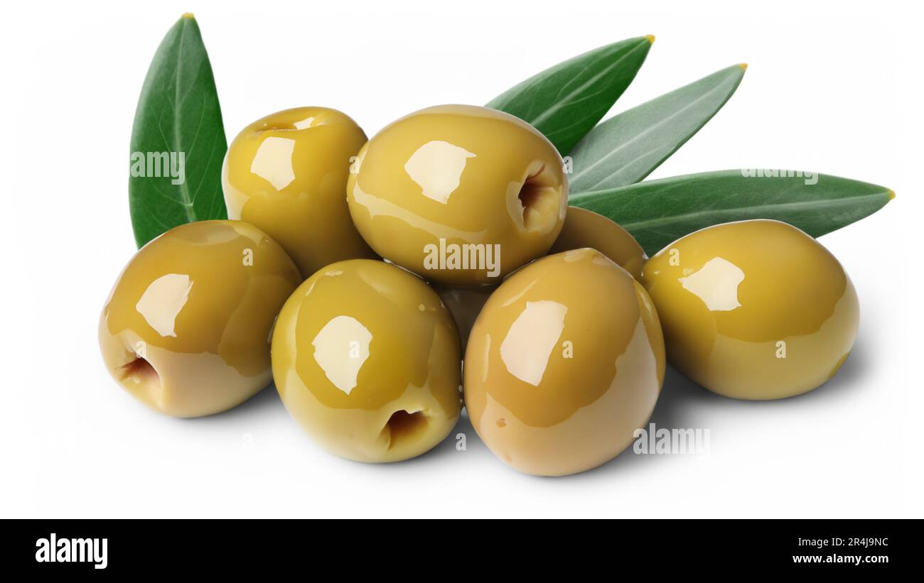 Olives vertes avec des feuilles isolées sur fond blanc Banque D'Images