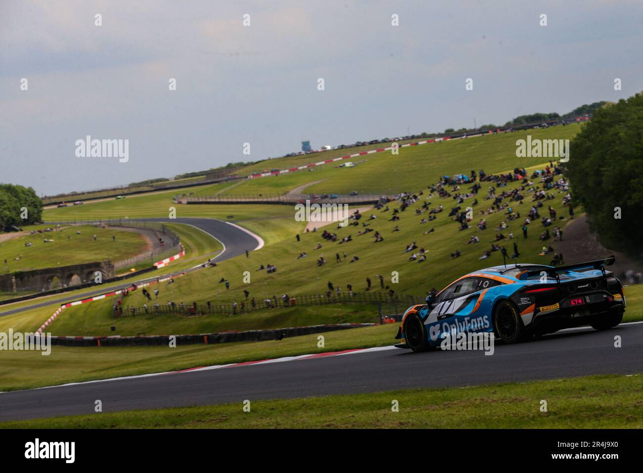 Circuit Donington Park, Leicestershire. 28 mai 2023. Le #17 Enduro Motorsport McLaren Artura GT4 conduit par Harry George & Darren Burke GT4 Silver class au cours de la ronde 4 du Championnat britannique GT d'Intelligent Money au circuit Donington Park, Leicestershire. 28 mai 2023. Credit: Jurek Biegus/Alamy Live News Banque D'Images