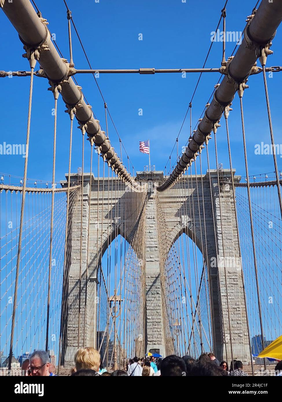 Le pont de Brooklyn est un pont hybride suspendu/câblé à New York City, qui enjambe la rivière East entre les quartiers de Manhattan et Brookly Banque D'Images