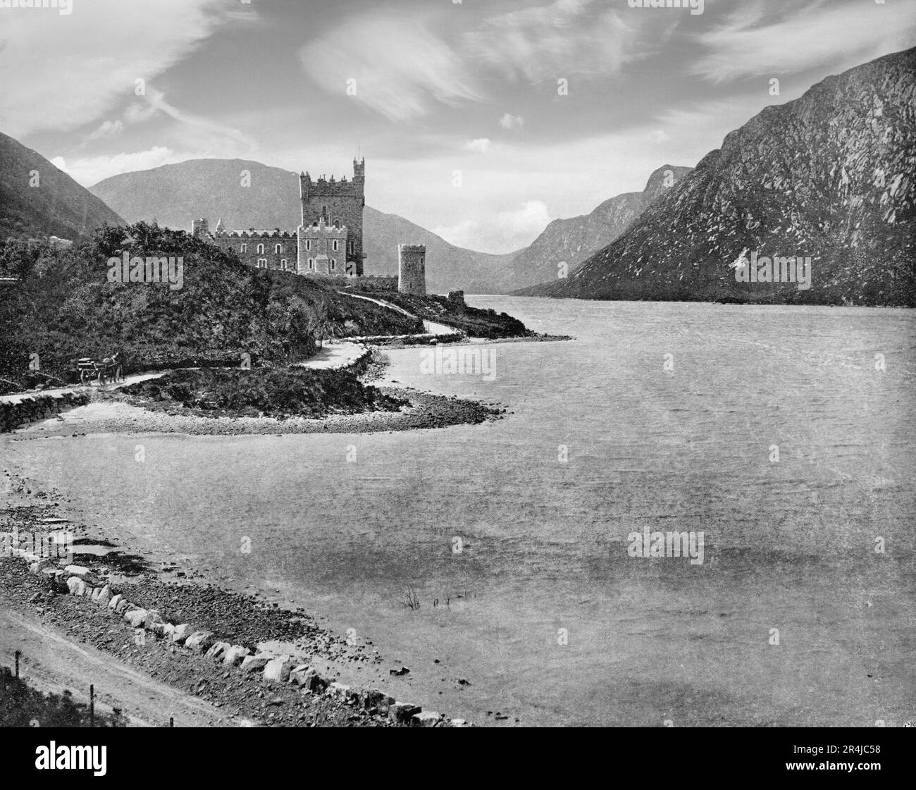 Le capitaine John George Adair (1823–1885), un homme d'affaires anglo-irlandais, a construit le château de Glenveagh, dans le comté de Donegal, et a fondé la propriété de Glenveagh, y compris Lough Veagh, et une grande partie des montagnes de Derryveagh. Pendant la famine de 1861, Adair a expulsé 44 familles (224 personnes au total) de leurs maisons noires sur son pays, lui gagnant le surnom de 'Black Jack Adair'. La propriété a été achetée plus tard par Henry Plumer McIlhenny en 1937 qui a légué Glenveagh à l'État irlandais en 1970s, mais a continué à utiliser le château comme résidence à temps partiel jusqu'en 1982. Banque D'Images