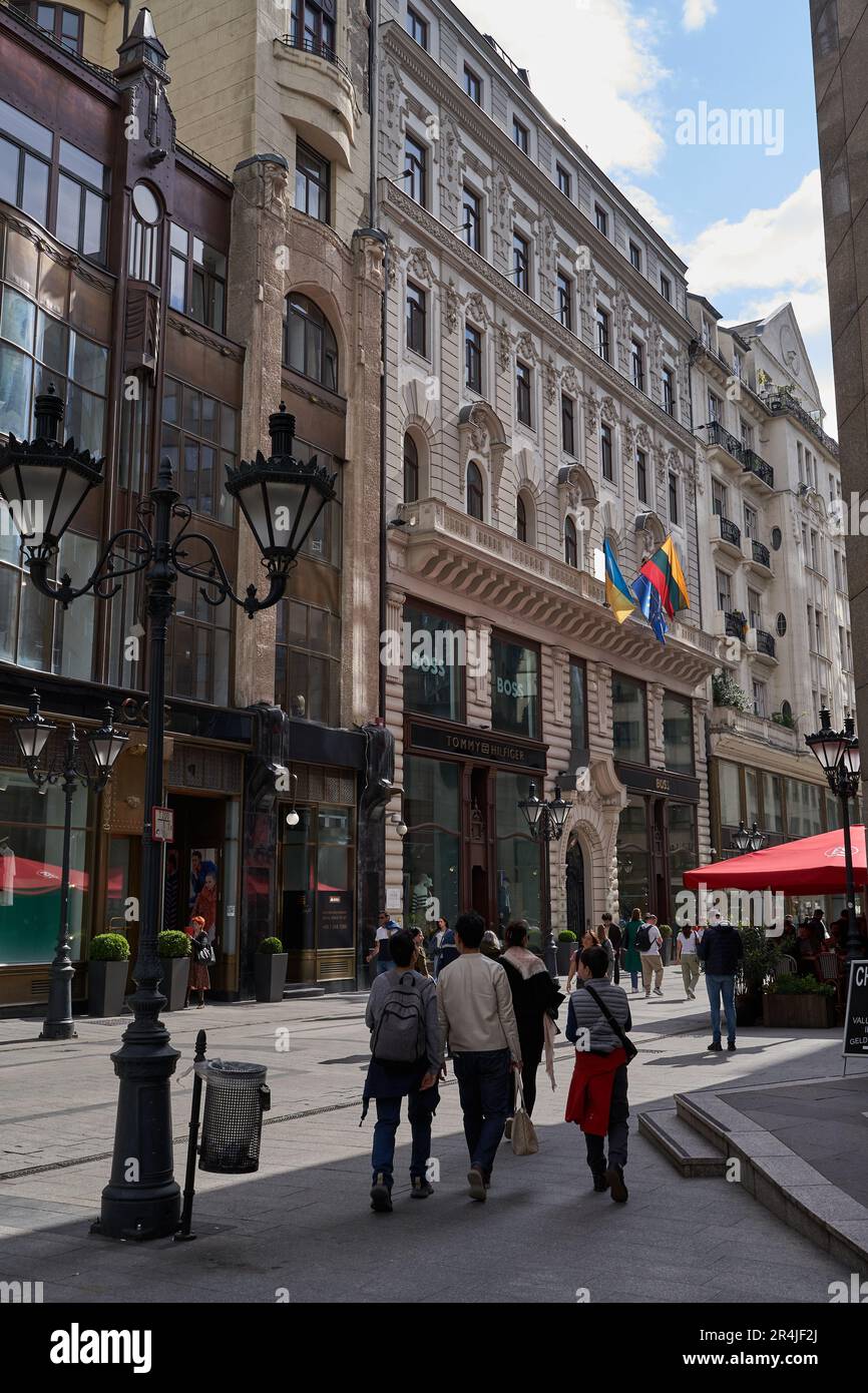 Budapest, Hongrie - 29 avril 2023 - rue de la mode Budapest est une rue piétonne avec des boutiques de mode, des restaurants et des bars Banque D'Images