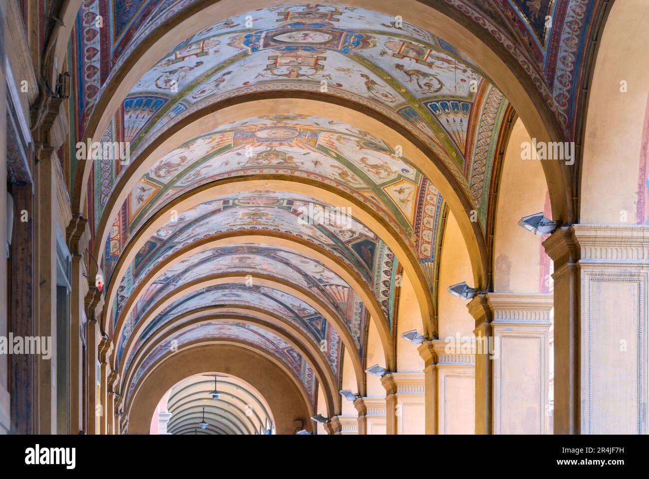 Bologne, Italie - Maj-23-2023: Magnifique portici décoré sur la place Cavour à Bologne, pendant une journée ensoleillée en été. Banque D'Images