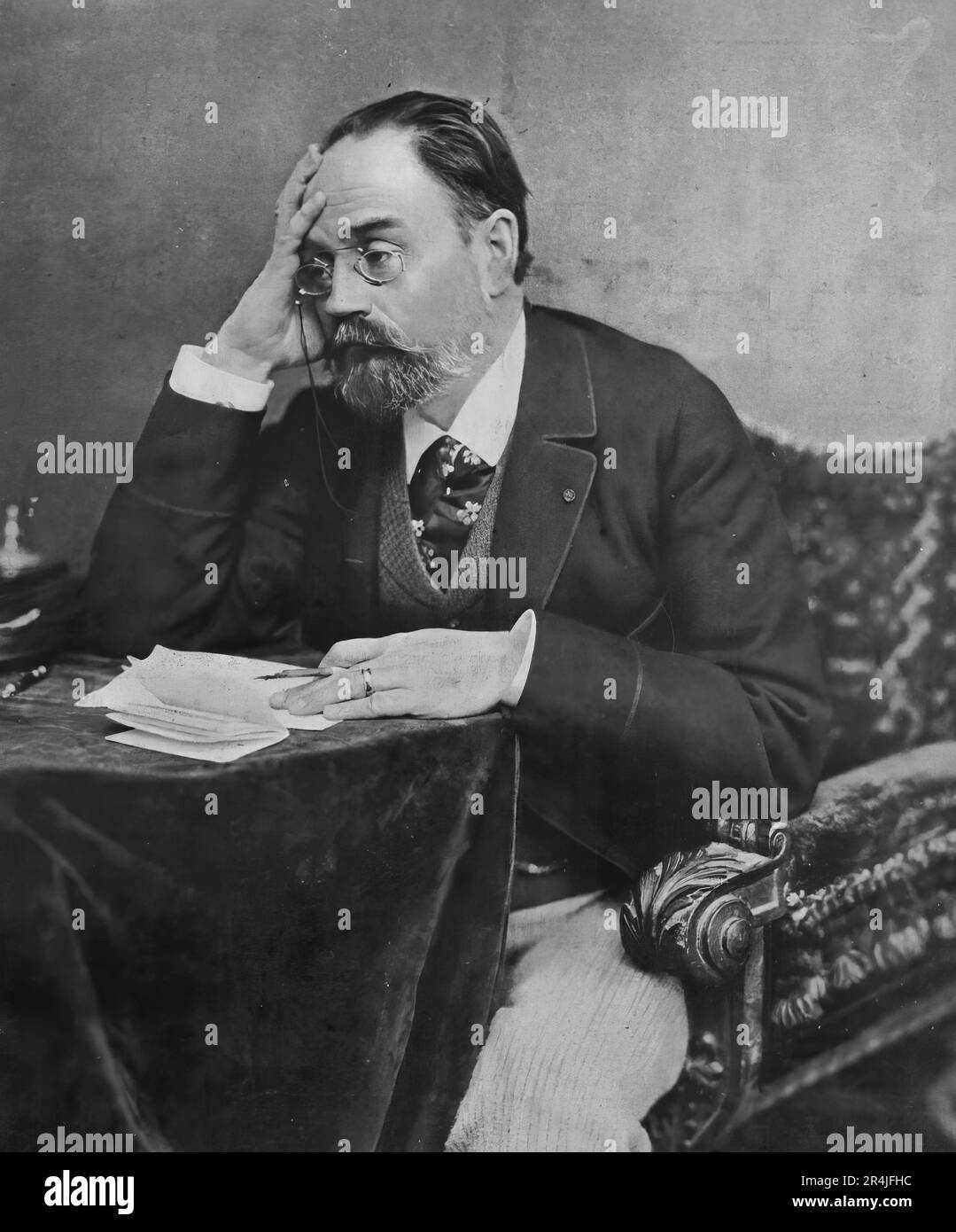 Émile Zola, écrivain français, journaliste, essayiste, critique littéraire, philosophe et photographe, considéré comme l'un des plus grands exposants du naturalisme Banque D'Images
