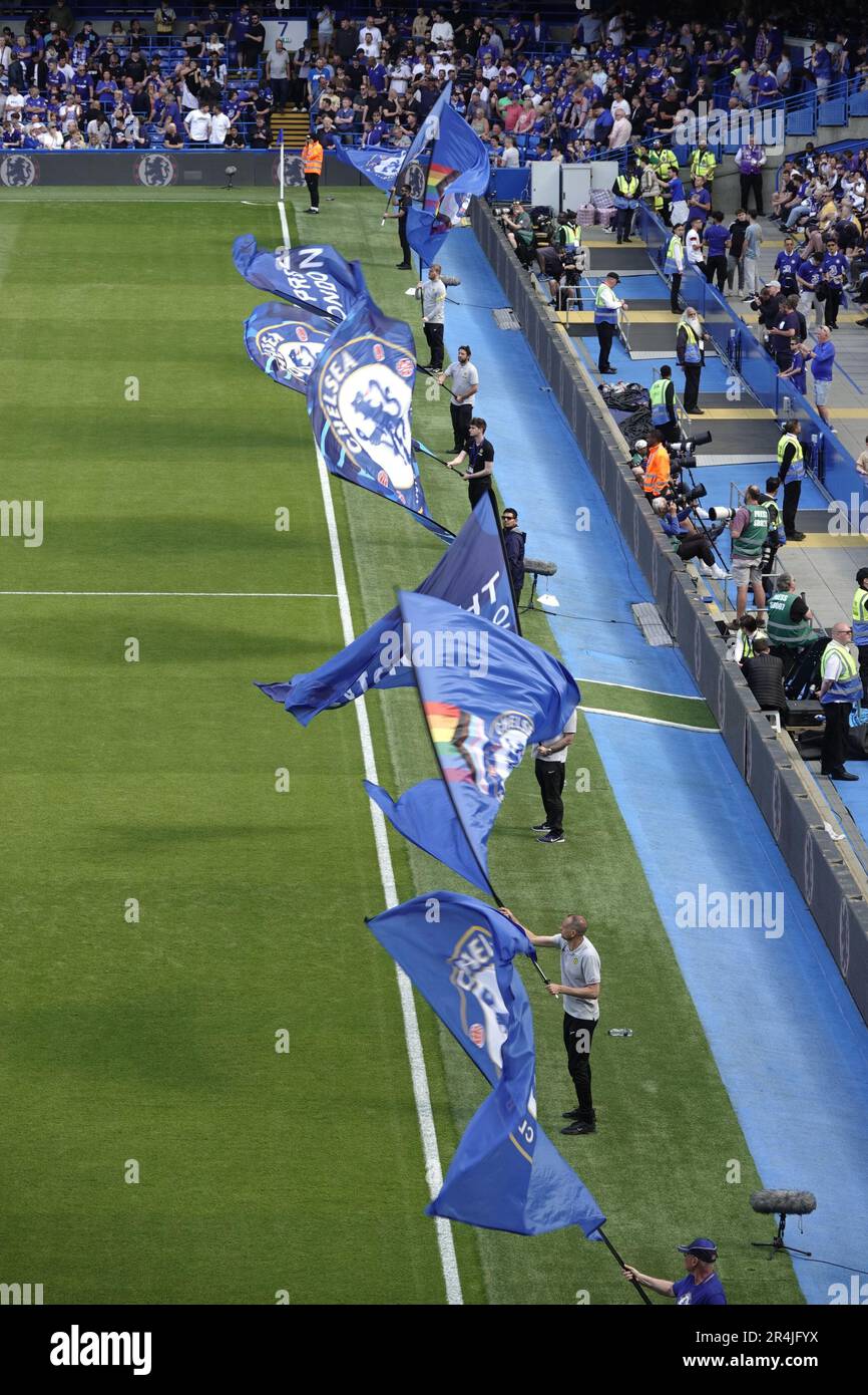 Chelsea, Londres, Royaume-Uni. 28th mai 2023. Le Chelsea football Club joue au Newcastle United football Club lors du dernier match de la saison 2022/23 de la première ligue. Ici: Drapeaux les garçons ondulent en forlorly les drapeaux de Chelsea pour élever le soutien des fans. Crédit : Motofoto/Alay Live News Banque D'Images