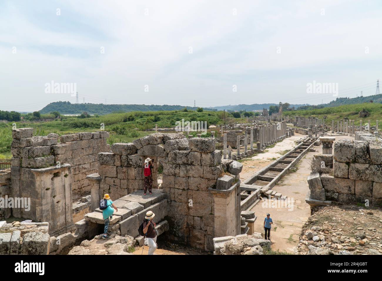 Ruines de Perge (Perga) dans la province d'Antalya, Türkiye. Vue sur l'ancienne ville grecque. Les touristes marchent dans une destination touristique populaire en Turquie Banque D'Images