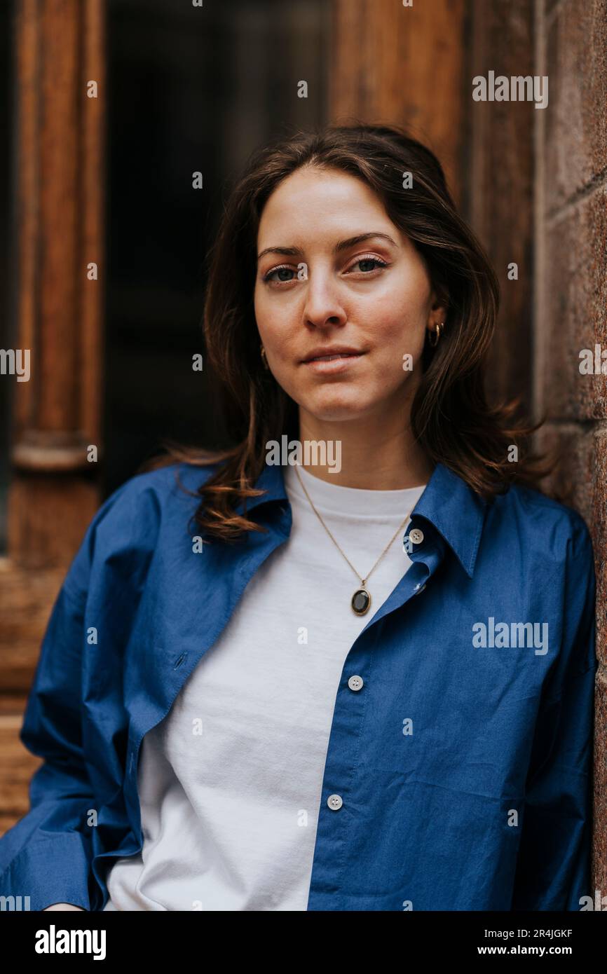 Portrait d'une personne non binaire portant une chemise bleue Banque D'Images