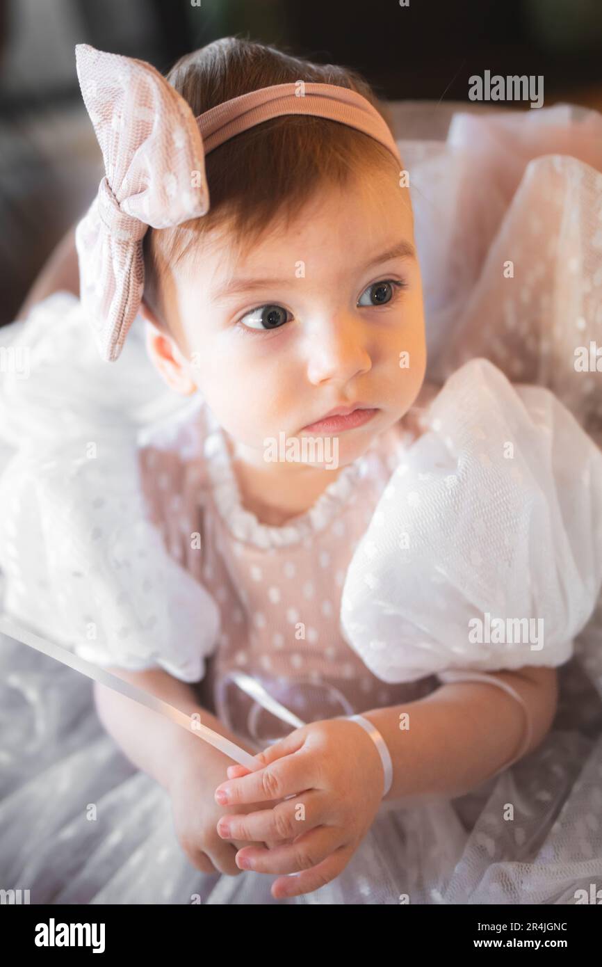 Portrait d'une belle petite fille d'un an dans sa robe d'anniversaire Banque D'Images
