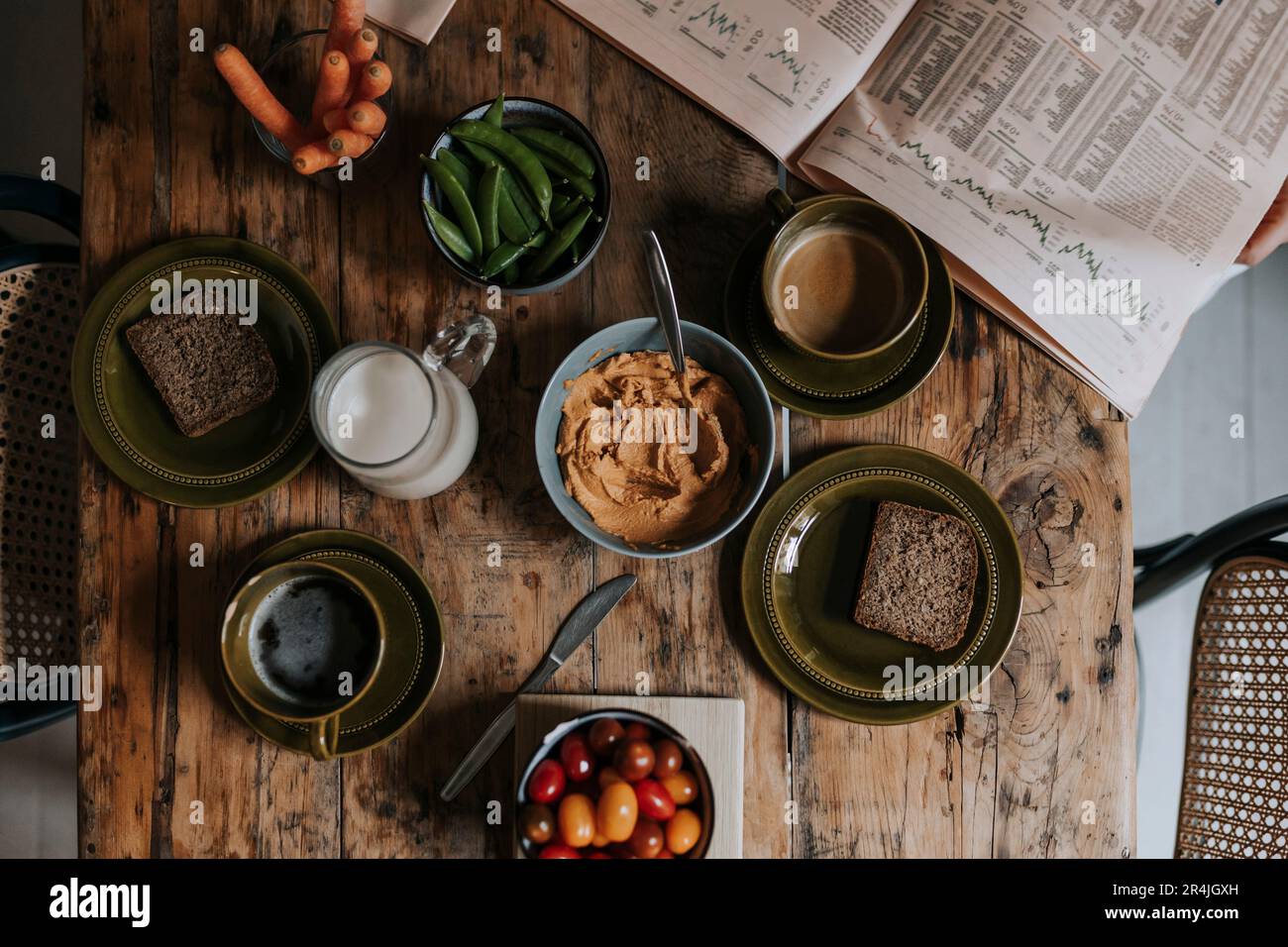 Directement au-dessus de la prise de petit déjeuner sur la table à manger en bois à la maison Banque D'Images