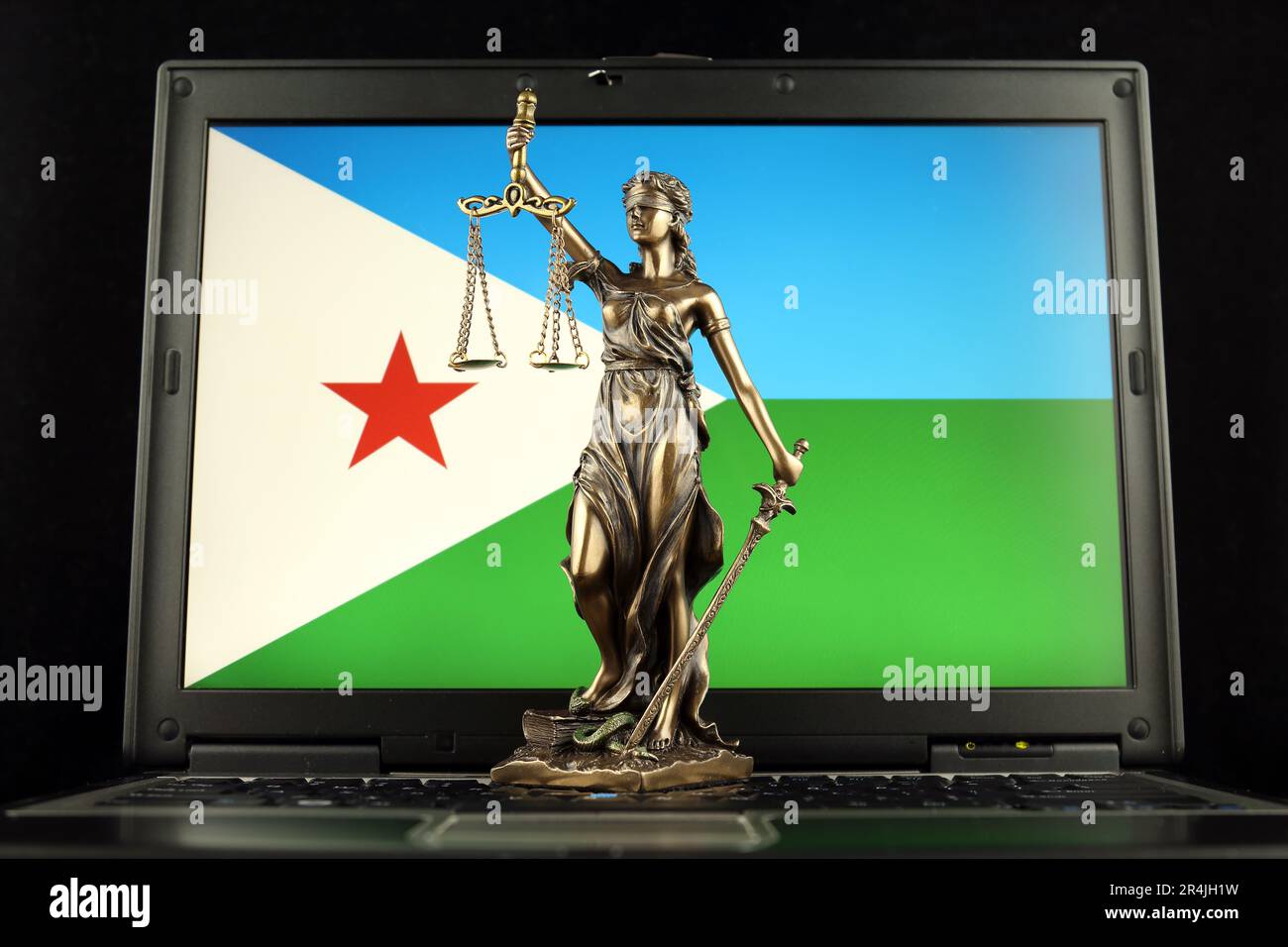 Symbole de droit et de justice avec drapeau de Djibouti sur ordinateur portable. Prise de vue en studio. Banque D'Images