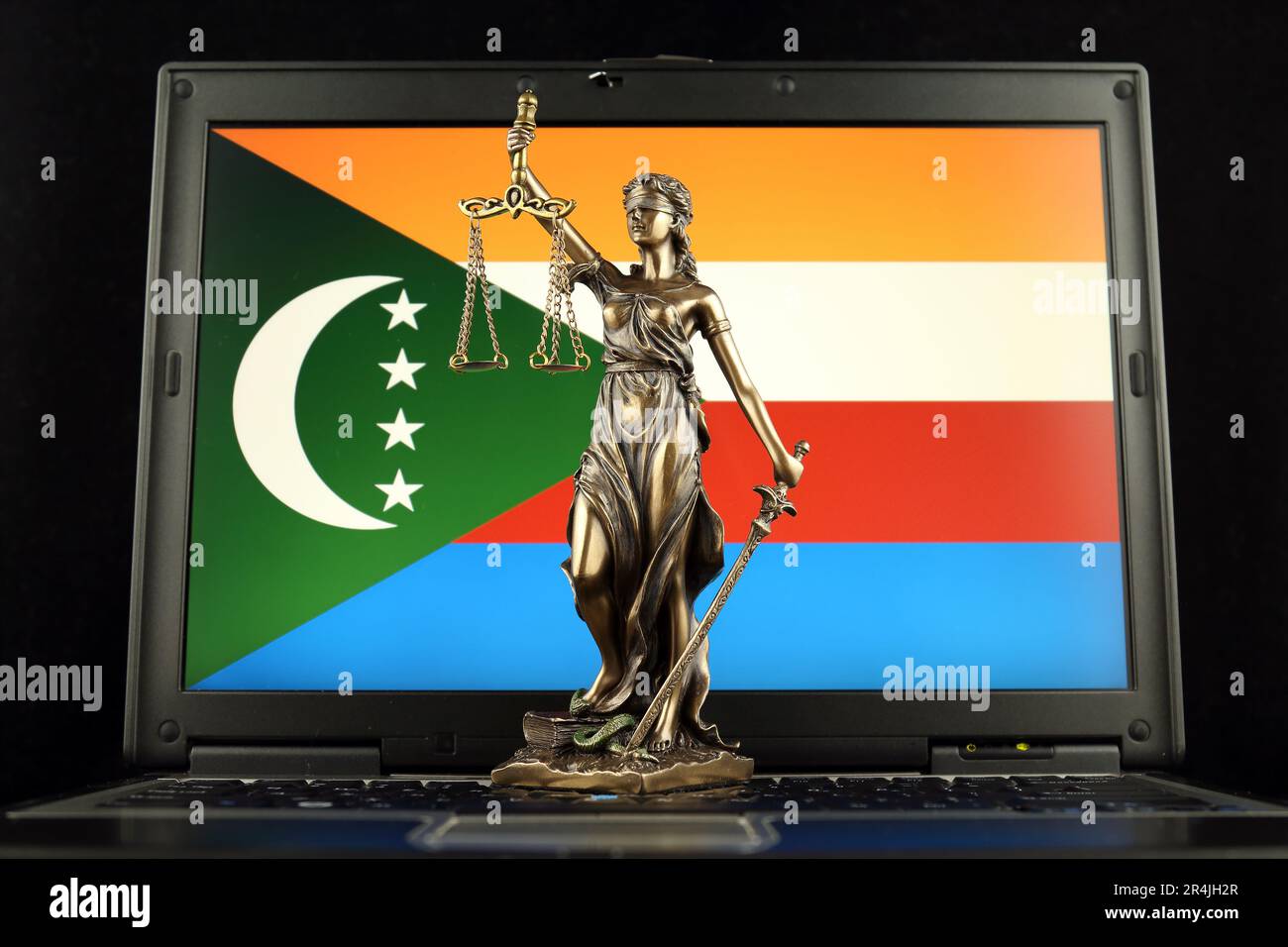 Symbole du droit et de la justice avec les Comores drapeau sur ordinateur portable. Prise de vue en studio. Banque D'Images