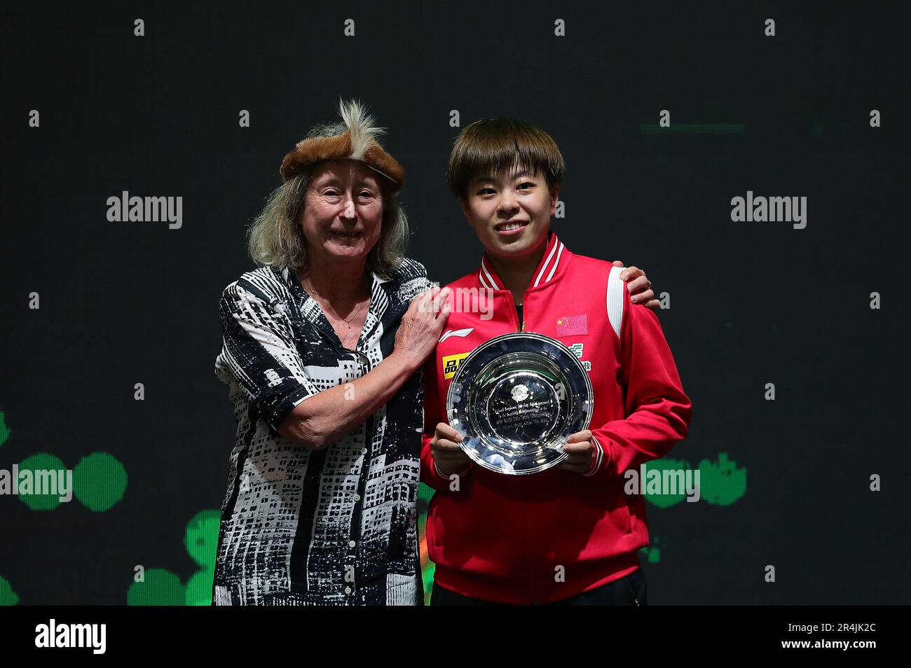 Durban, Afrique du Sud. 28th mai 2023. Wang Yidi (R) de Chine reçoit le trophée Richard Bergmann Fair Play lors des finales des Championnats du monde de tennis de table 2023 de l'ITTF à Durban, en Afrique du Sud, au 28 mai 2023. Crédit: Wang Dongzhen/Xinhua/Alay Live News Banque D'Images