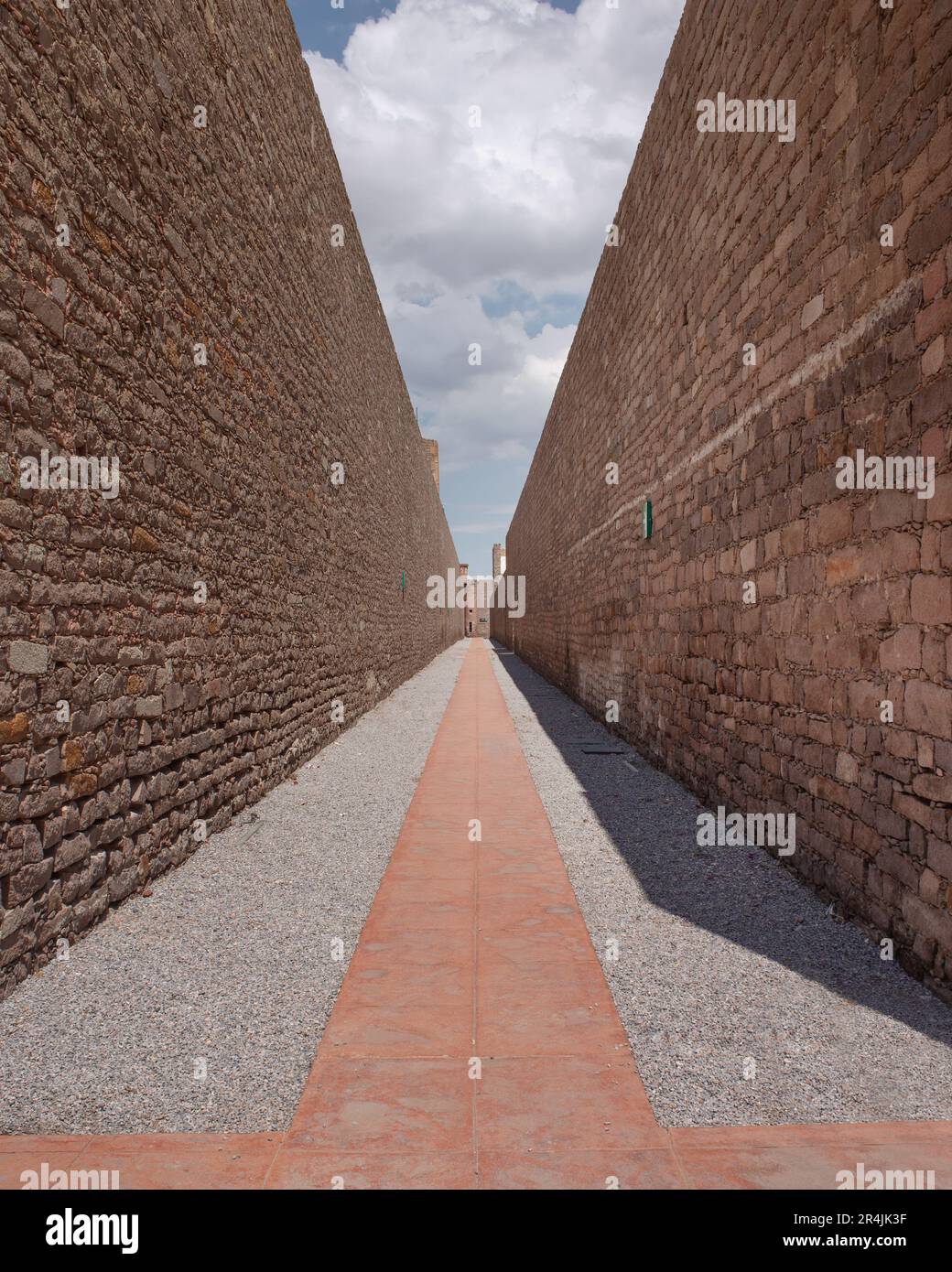 San luis potosi, san luis potosi, 23 04 08 ans, le couloir de la prison serait coûteux. Double mur en pierre avec ciel bleu et nuages, partie du Leonora Carr Banque D'Images