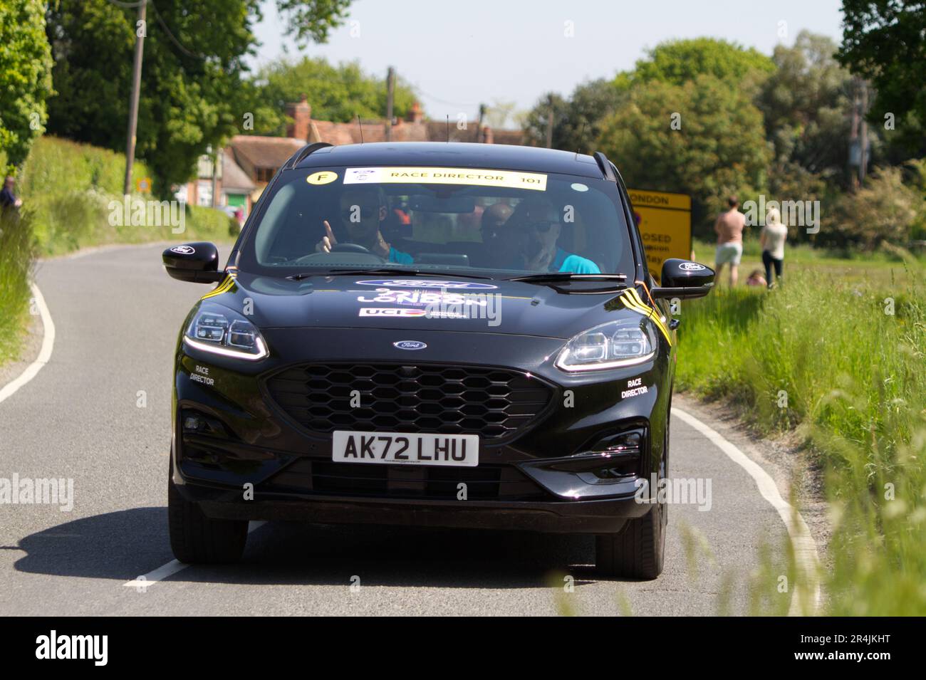 RideLondon Classique 2023 étape 2 traverse le village de Layer-de-la-Haye près de Colchester dans l'Essex. Voiture du directeur de course sur la route Banque D'Images