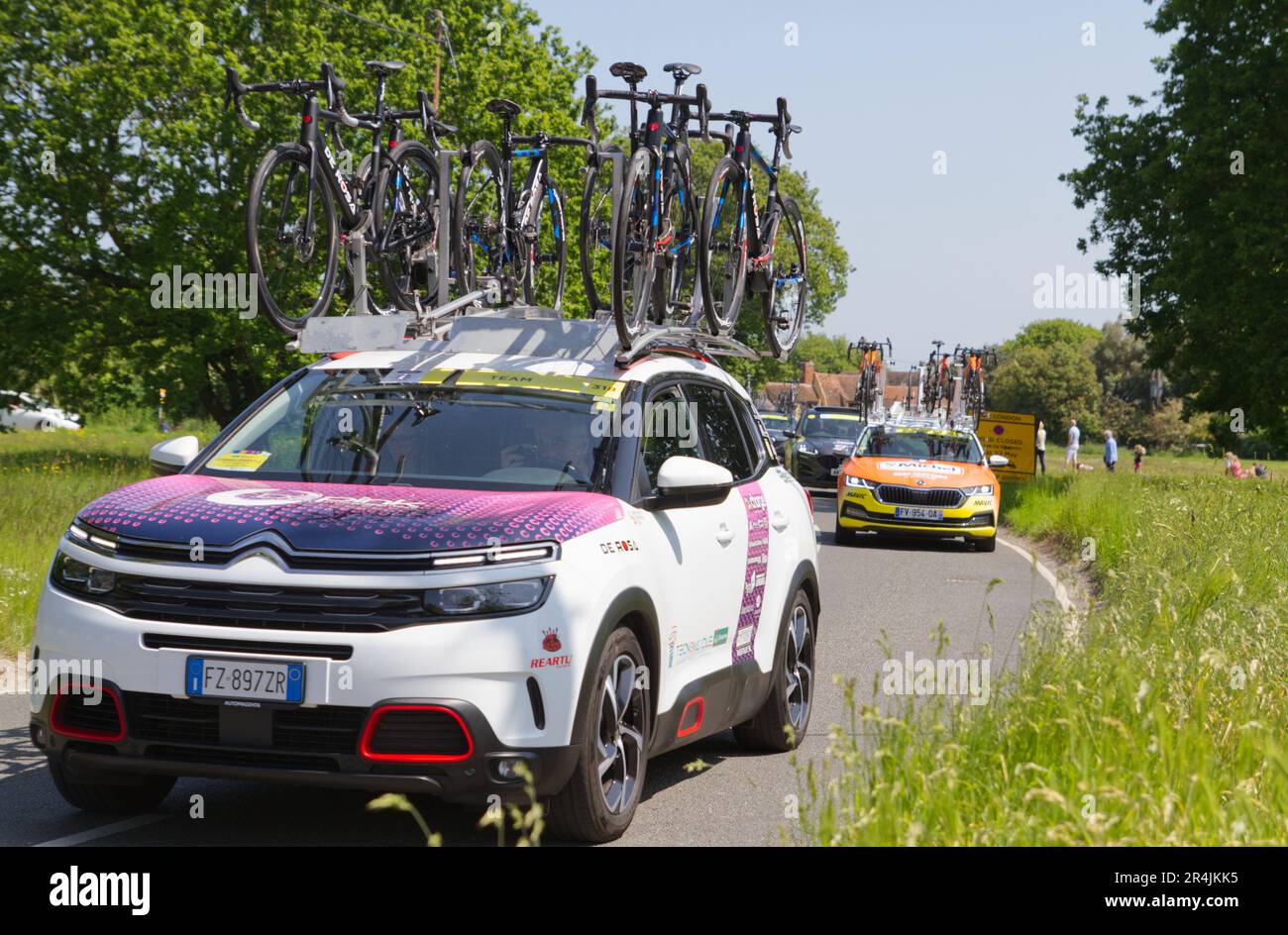 RideLondon Classique 2023 étape 2 traverse le village de Layer-de-la-Haye près de Colchester dans l'Essex. Soyez rose équipe de soutien voiture avec des vélos sur le dessus Banque D'Images