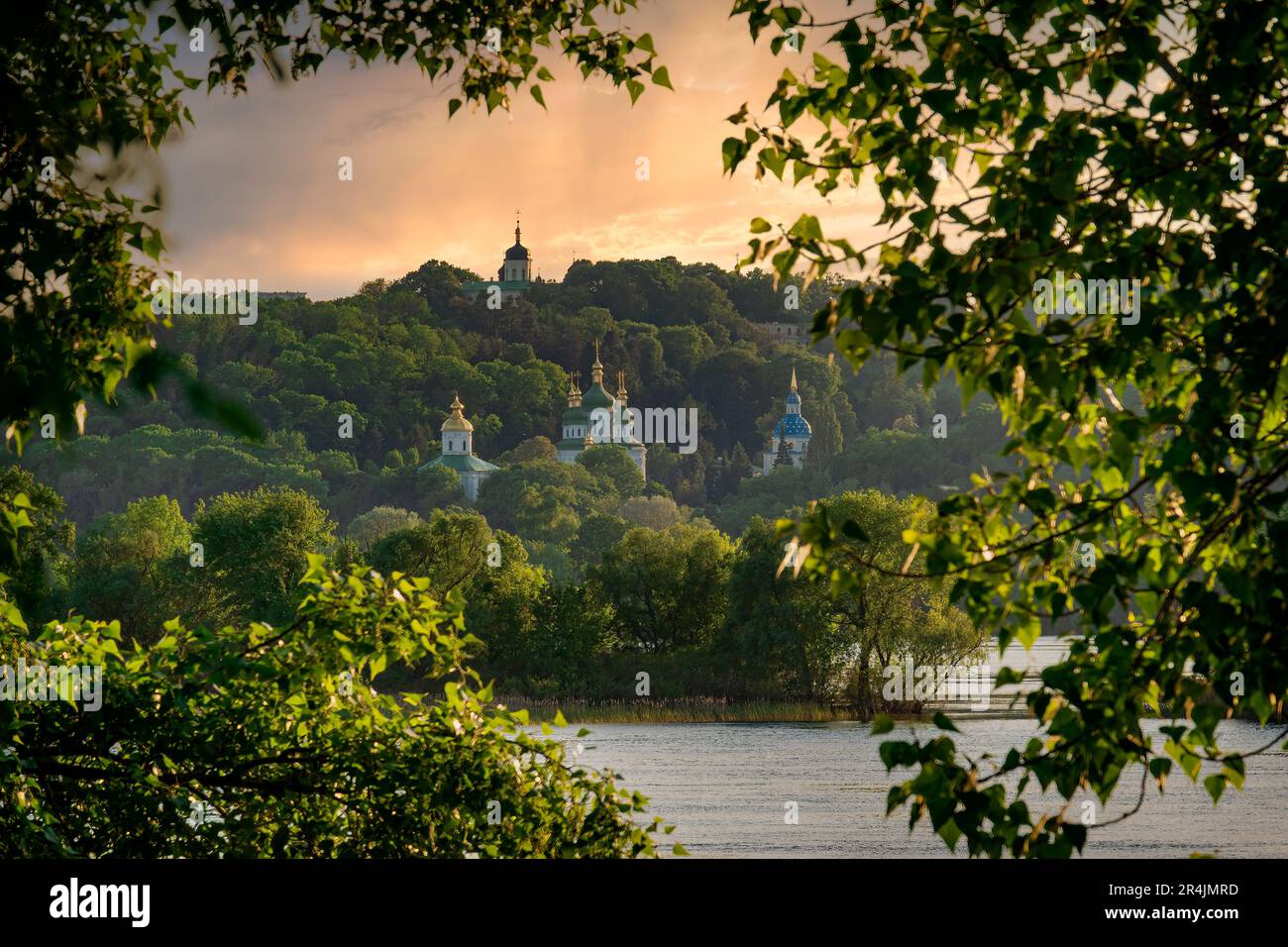 Vue sur la ville de Kiev au coucher du soleil. Beau monastère sur la rive gauche de la rivière Dnipro à Kiev Banque D'Images