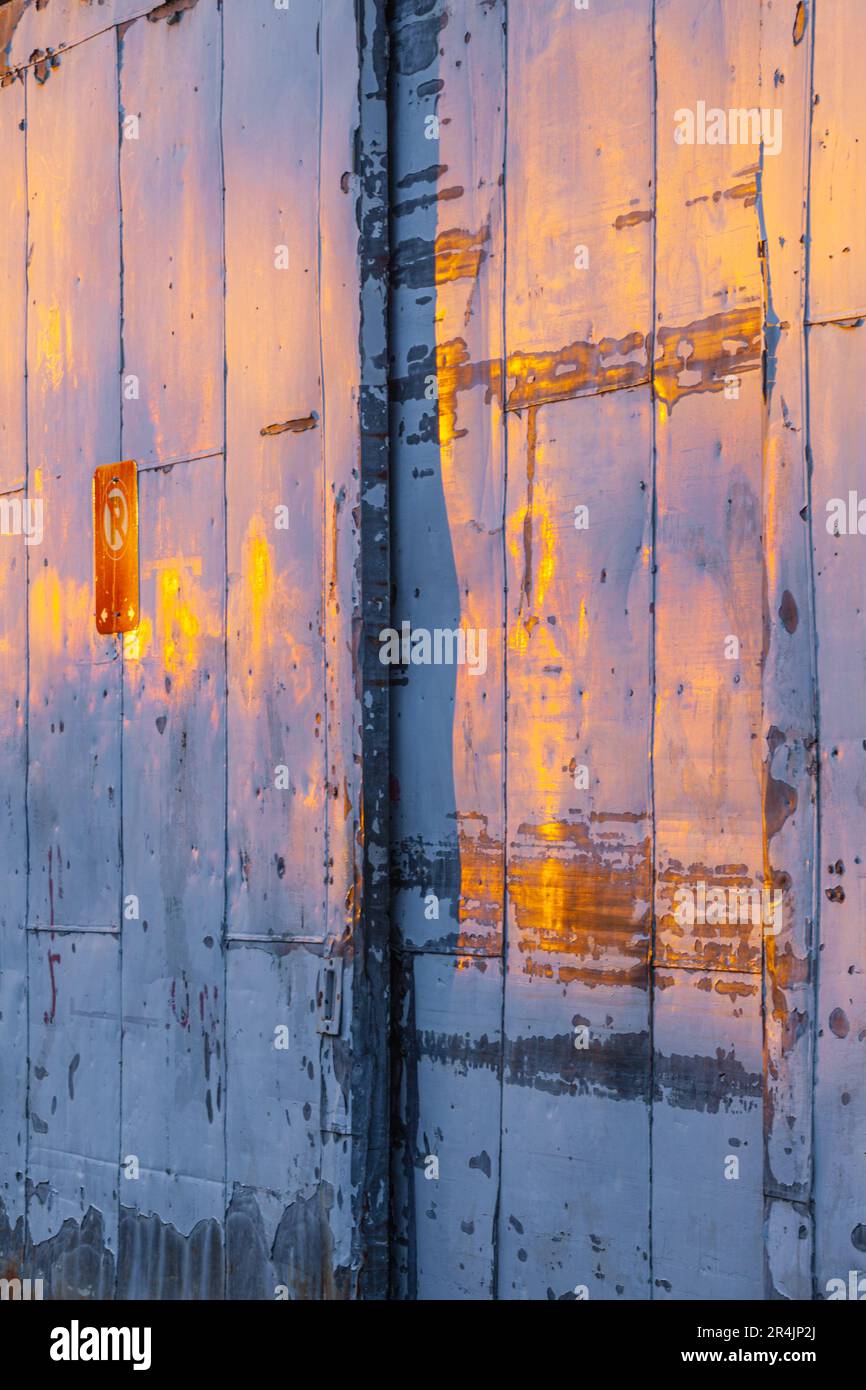 Reflet au coucher du soleil sur une porte coulissante de l'île Granville, à Vancouver, au Canada Banque D'Images