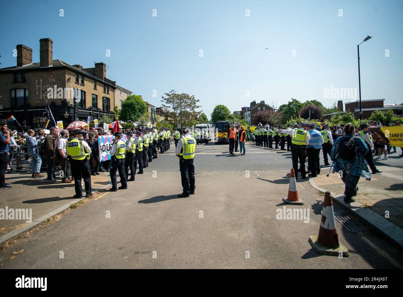 Londres, Royaume-Uni - 27 mai 2023: Des manifestants au Honor Oak Pub Banque D'Images