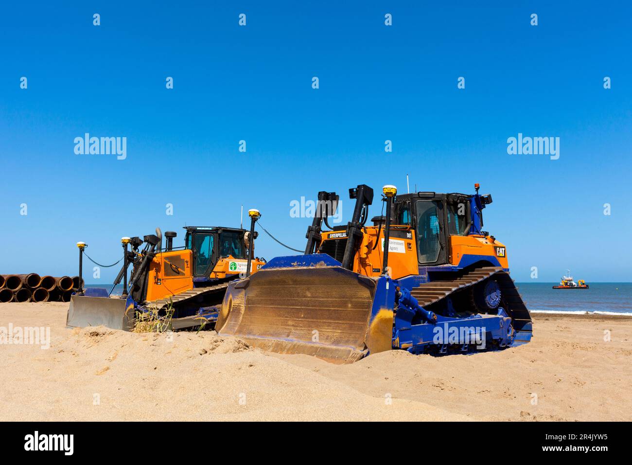 Caterpillar terrassement travaillant sur un projet d'entretien des plages et de défense côtière de l'agence environnementale à Lincolnshire, Angleterre, Royaume-Uni Banque D'Images