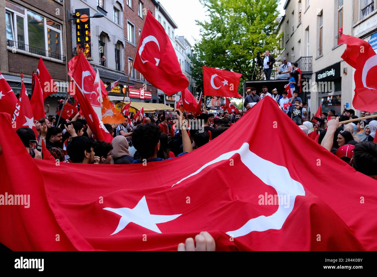 Bruxelles, Belgique. 28th mai 2023. Les partisans du président turc Erdogan célèbrent après les résultats des élections de deuxième tour à Bruxelles, en Belgique, sur 28 mai 2023. Crédit: ALEXANDROS MICHAILIDIS/Alamy Live News Banque D'Images