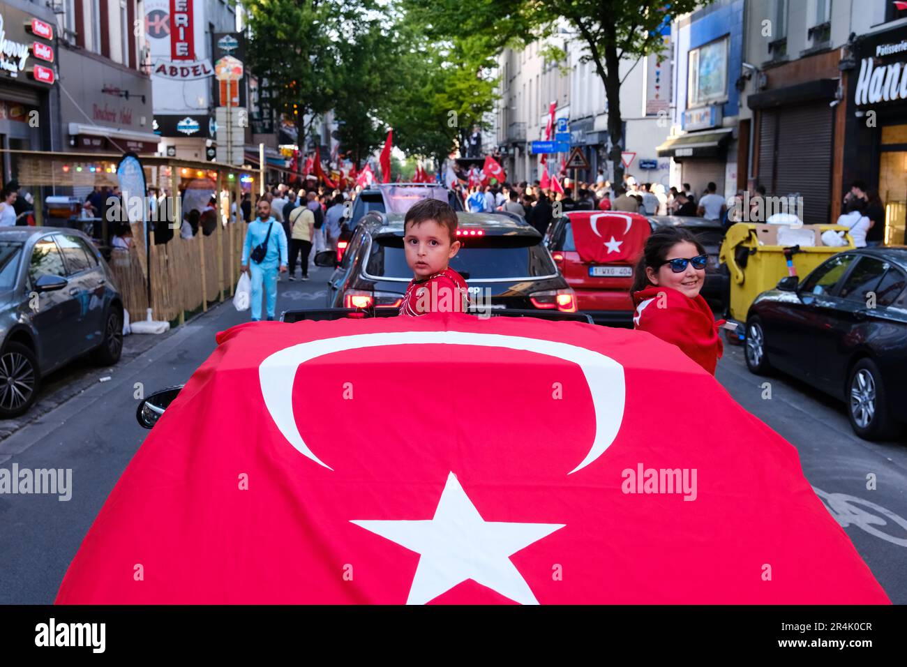 Bruxelles, Belgique. 28th mai 2023. Les partisans du président turc Erdogan célèbrent après les résultats des élections de deuxième tour à Bruxelles, en Belgique, sur 28 mai 2023. Crédit: ALEXANDROS MICHAILIDIS/Alamy Live News Banque D'Images