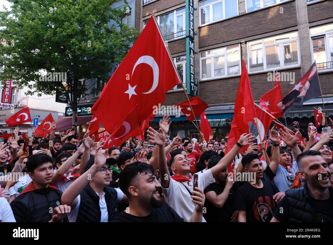 Bruxelles, Belgique. 28th mai 2023. Les partisans du président turc Erdogan célèbrent après les résultats des élections de deuxième tour à Bruxelles, en Belgique, sur 28 mai 2023. Crédit: ALEXANDROS MICHAILIDIS/Alamy Live News Banque D'Images