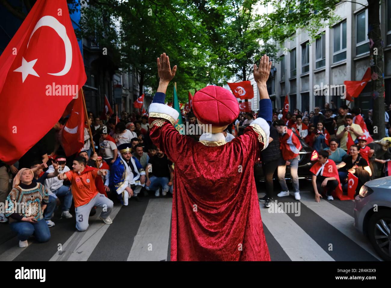 Bruxelles, Belgique. 28th mai 2023. Les partisans du président turc Erdogan célèbrent après les résultats des élections de deuxième tour à Bruxelles, en Belgique, sur 28 mai 2023. Crédit: ALEXANDROS MICHAILIDIS/Alamy Live News Banque D'Images
