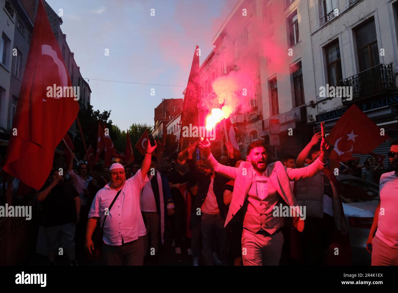Bruxelles, Belgique. 28th mai 2023. Les partisans du président turc Erdogan célèbrent après les résultats des élections de deuxième tour à Bruxelles, en Belgique, sur 28 mai 2023. Crédit: ALEXANDROS MICHAILIDIS/Alamy Live News Banque D'Images