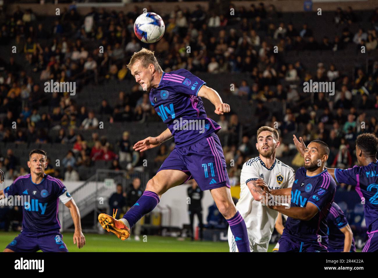 Charlotte FC avance Karol Świderski (11) défend un coup de pied de coin lors d'un match MLS contre la Galaxie de Los Angeles, samedi, 27 mai 2023, au Dign Banque D'Images