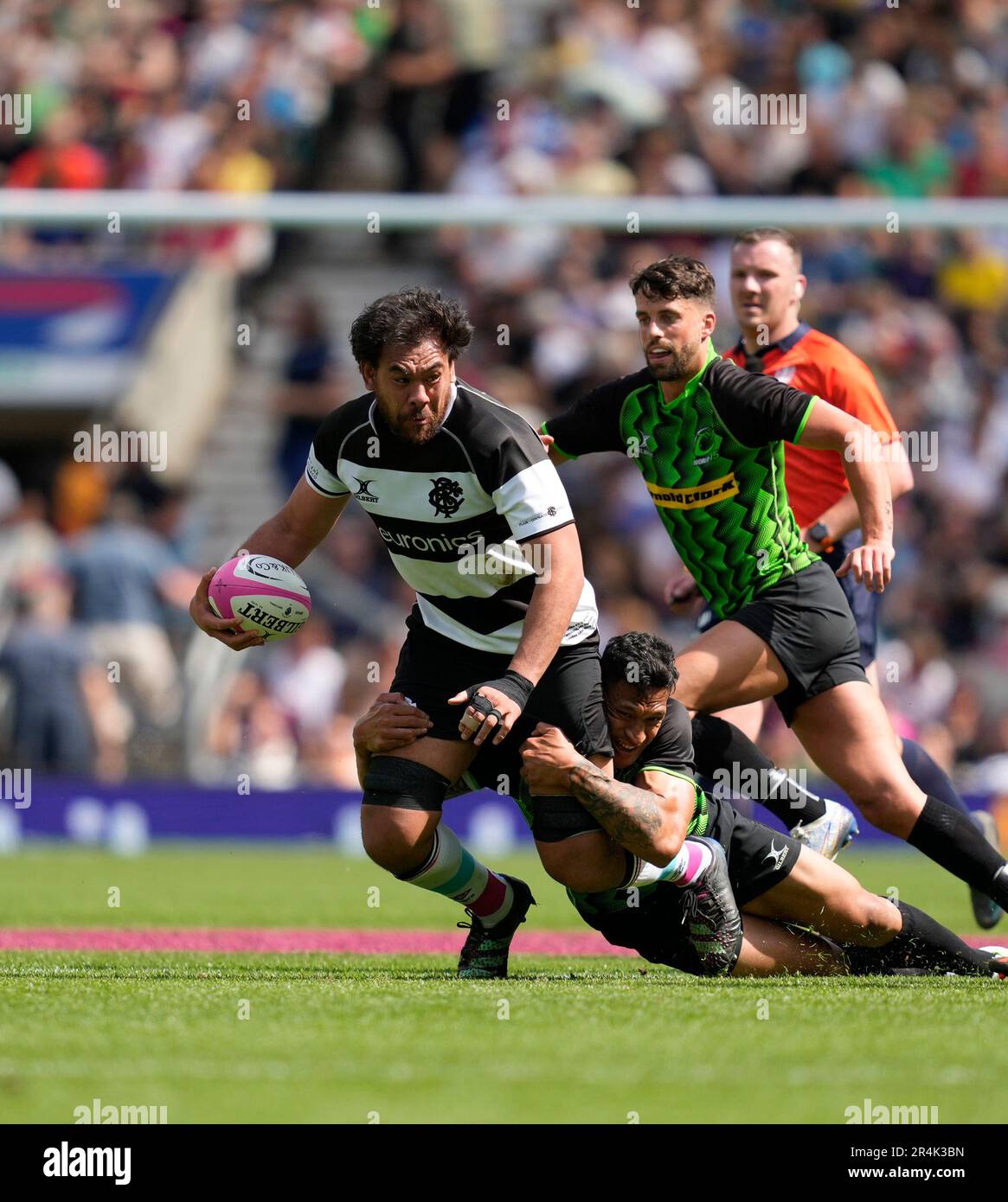 Londres ,Royaume-Uni, 28 mai 2023 Israël Folau (monde) s'attaque à Steven Luatua (Barbarians) pendant les Barbarians v mondial XV la coupe Killik au stade de Twickenham Londres Royaume-Uni sur 28 mai 2023 Graham Glendinning / Graham Glendinning / Alay Live News final Score: 48 - 42 Banque D'Images