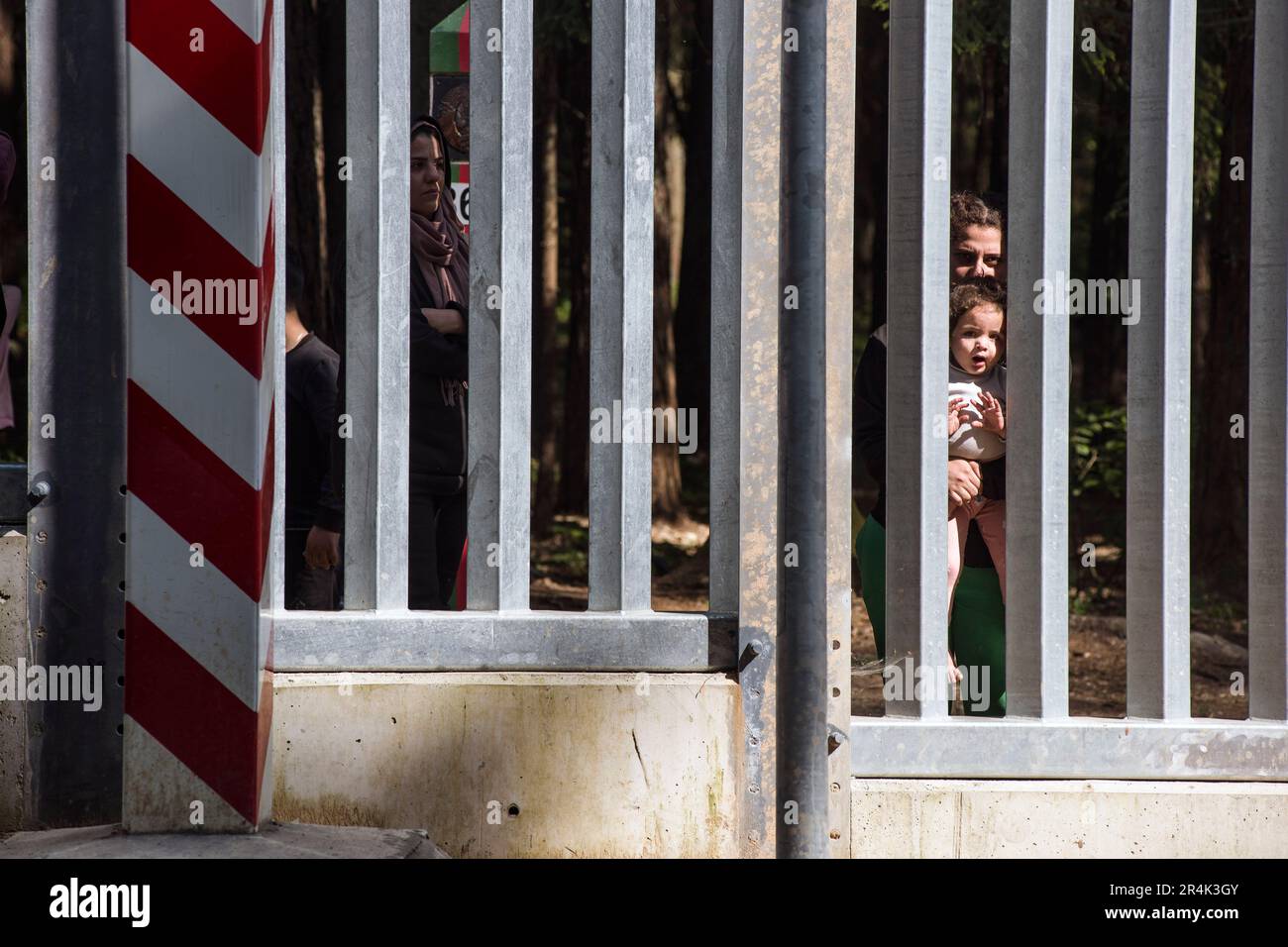 Bialowieza, Pologne. 28 mai 2023, Bialowieza, Podlaskie, Pologne: Les migrants avec enfants demandeurs d'asile sont vus du côté bélarussien du mur de la frontière polonaise à Bialowieza. Un groupe de 30 migrants et réfugiés d'Irak et de Syrie qui cherchent asile, dont plus de 10 enfants, est resté bloqué pendant trois jours sur le mur frontalier entre la Pologne et la Biélorussie. Les gardes frontière bélarussiens ne leur permettent pas de se tourner vers la Biélorussie. Crédit : ZUMA Press, Inc./Alay Live News Banque D'Images