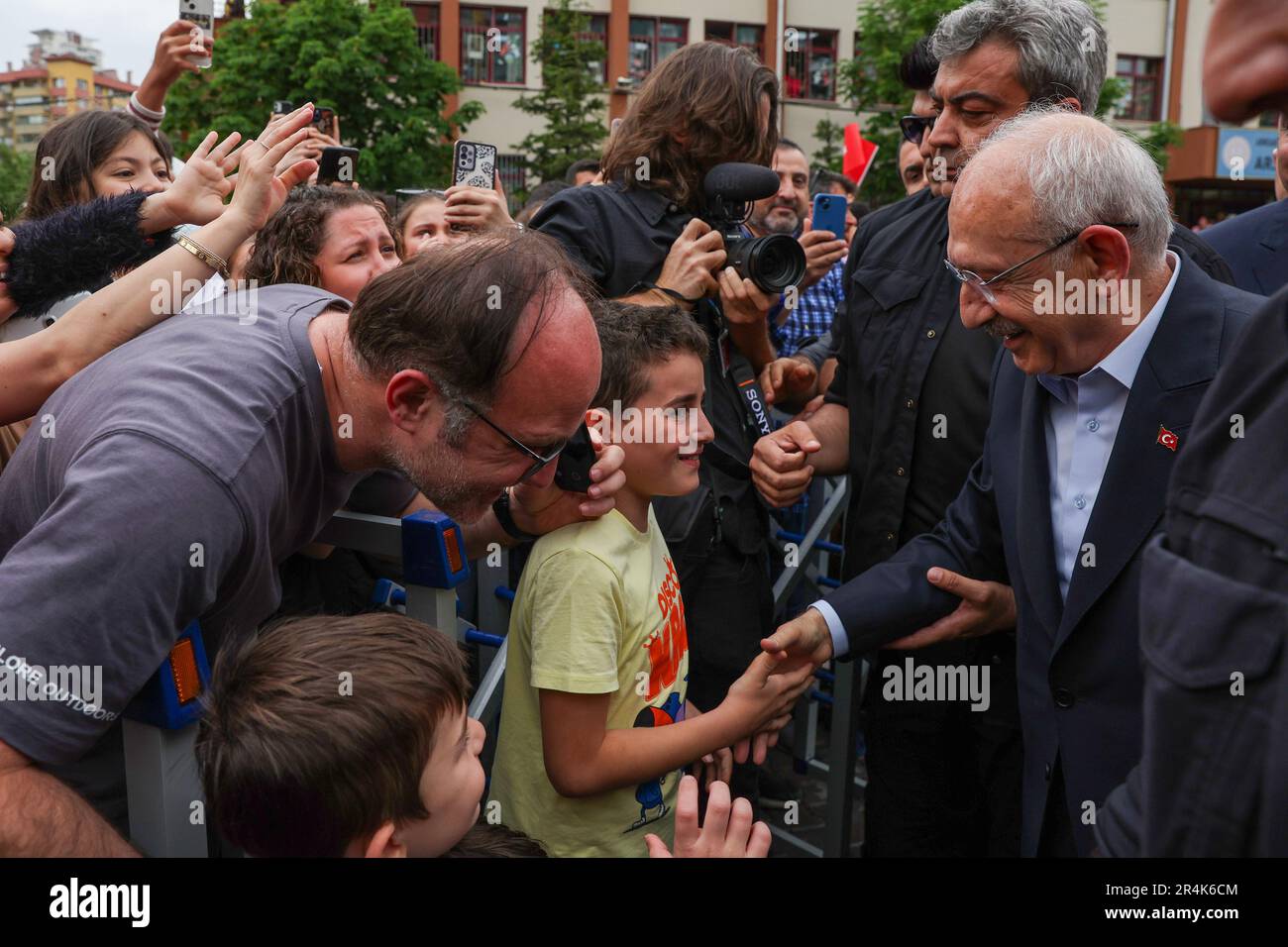 Ankara, Turquie. 28th mai 2023. Le candidat à la présidence du Parti populaire républicain Kemal Kilicdaroglu, est accueilli par des partisans après avoir voté dans un bureau de vote lors du deuxième tour de l'élection présidentielle sur 28 mai 2023 à Ankara, en Turquie. Photo par Parti républicain du peuple/Alp Eren Kaya/ Credit: UPI/Alay Live News Banque D'Images